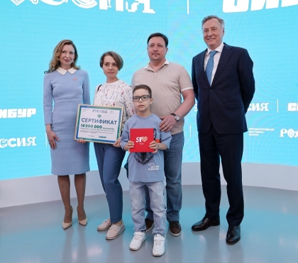 Прилетел с Камчатки: восьмилетний мальчик стал 14-миллионным посетителем выставки «Россия»