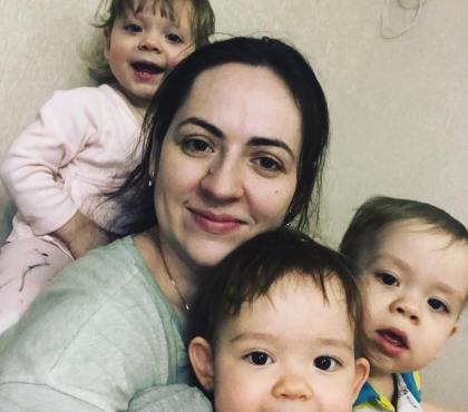 В одиночку гулять с ними нереально: мама-блогер из Копейска рассказывает в Инстаграме о том, как выжить с тройняшками
