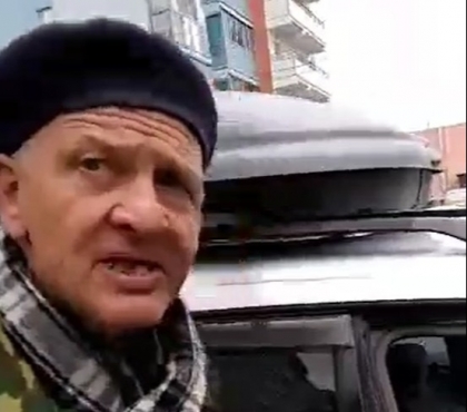 Почему без красных кондобушков: в Челябинске сняли на видео забавного дедушку, который требует продолжения субботника