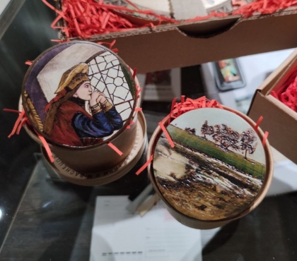 В челябинском музее искусств смастерили деревянные шкатулки, расписанные картинами