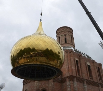 Крест на самую высокую церковь в Челябинске помогли установить военные