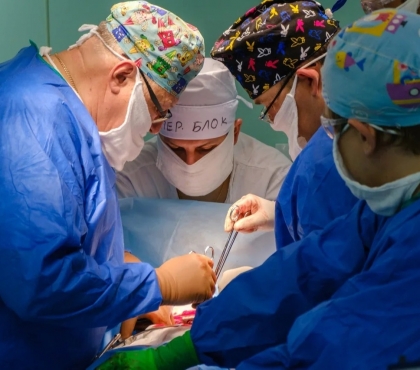 Уникальная операция: челябинские хирургии развернули пищевод 15-летней пациентки, чтобы удалить опухоль