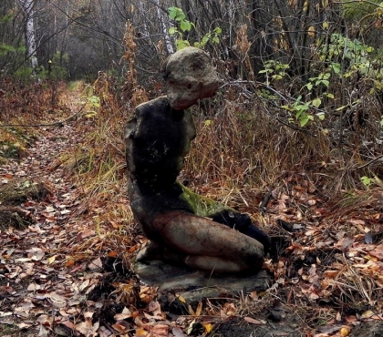 В болоте за областной больницей нашли таинственную скульптуру сидящей девушки
