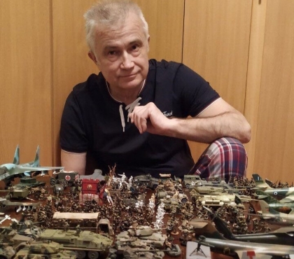 Сотни оловянных солдатиков: актер из Челябинска во время карантина устроил смотр своей игрушечной армии