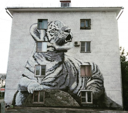 Белому тигренку на фасаде дома в Челябинске нарисуют маму
