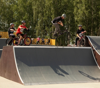 В центре Челябинска начали устанавливать скейт-парк