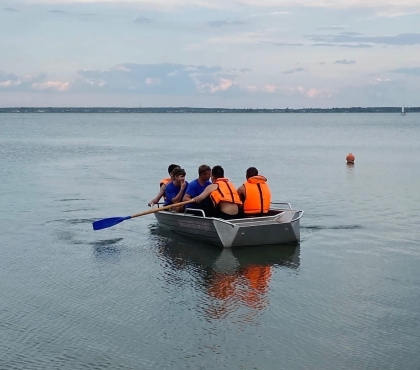Трое на надувном матрасе: в Челябинске спасли подростков, застрявших посреди озера