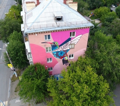 На стене жилого дома в центре Челябинска поселилась гигантская колибри