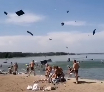 В Челябинской области сняли на видео как торнадо поднял в воздух десятки надувных матрасов