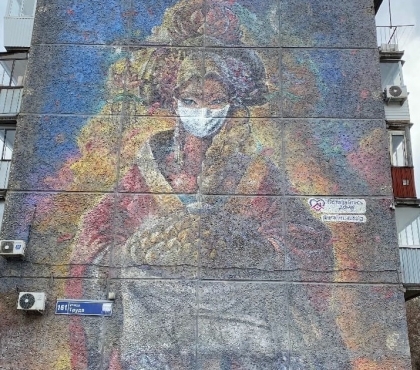 В Челябинске художники начнут восстанавливать закрашенное граффити «Девушка с караваем»
