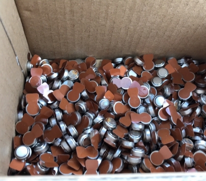 Менеджер из Челябинска раздает сотни батареек для слуховых аппаратов