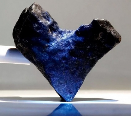 В Тюмени продают осколок Челябинского метеорита в форме сердца за 142 миллиона рублей