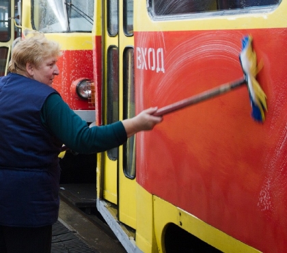 В Челябинске трамваи и троллейбусы начнут ежедневно мыть