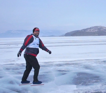 Мужчина из Миасса пробежал на коньках 50 км по льду озера Байкал