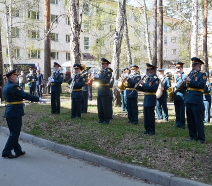 В Снежинске проводят миниатюрные парады Победы под окнами квартир, где живут ветераны