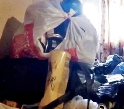 В Миассе спасатели вытащили пенсионерку из заваленной мусором квартиры