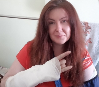 Байкеры помогают визажистке из Магнитогорска спасти правую руку после аварии на мотоцикле