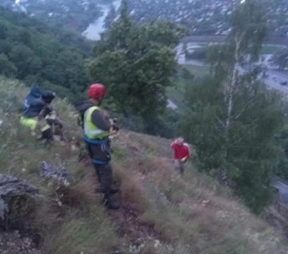 Залезли, а слезть не смогли: в Челябинской области спасатели эвакуировали с 50-метровой горы четверых детей