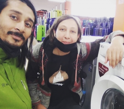 Южноуральская путешественница подарила стиральную машину семье из Непала