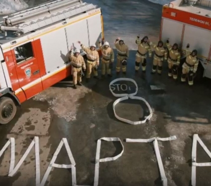 Открытка из пожарных «рукавов»: челябинские спасатели записали видеопоздравление к 8 марта