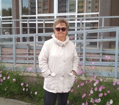 Поют песни и плетут масксети: 84-летняя пенсионерка из «Паркового» организовала соседский клуб для тех, кому «за...»