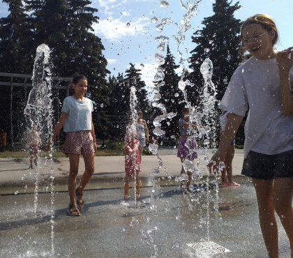 Челябинцы спасаются от жары в фонтанах: 10 фото