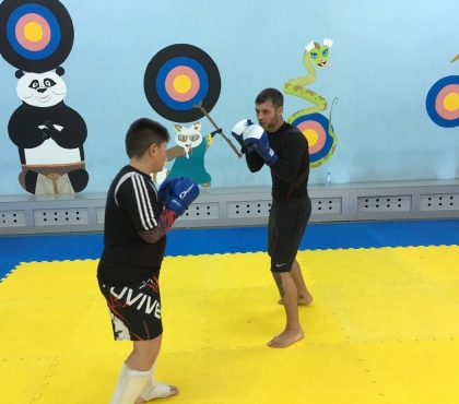 Просто хочу помочь детям: тренер по тайскому боксу зовет школьников на бесплатные тренировки
