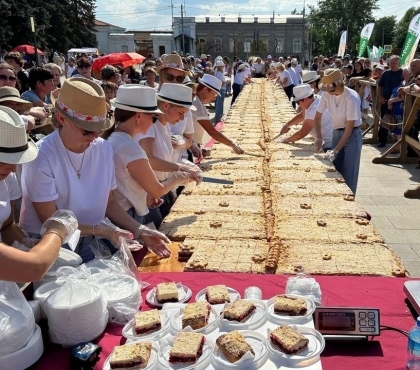 В Челябинской области области испекли вишневый пирог весом в полтонны