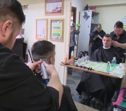 Челябинский парикмахер за час подстриг 7 человек и стал самым быстрым мастером страны
