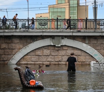 Лови волну: челябинцы ныряют в воду со скамеек на затопленной набережной