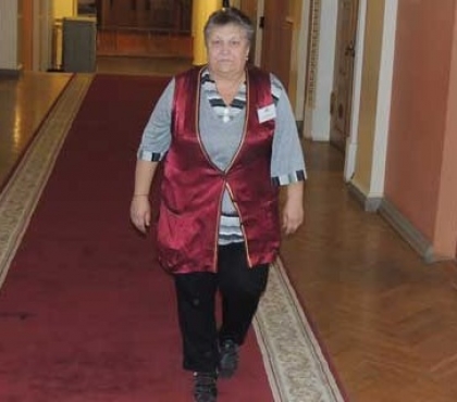 В Челябинском театре гардеробщица хранит гусарскую саблю и знает репертуар наизусть