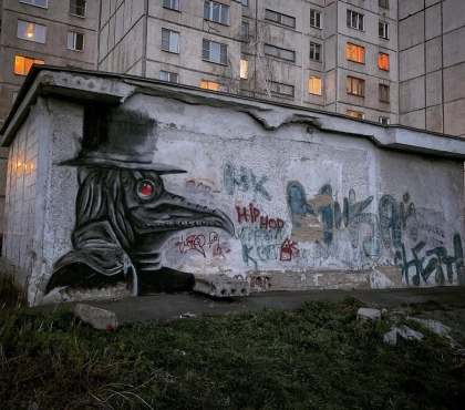 Во дворе Челябинска появилось граффити с Чумным доктором
