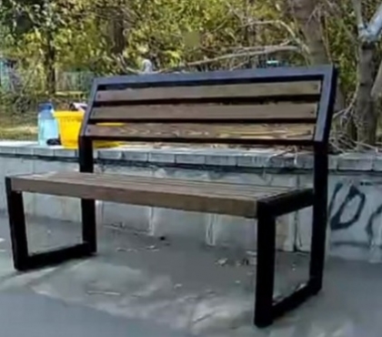 Житель Челябинска за свой счет установил скамейки у памятника Курчатову