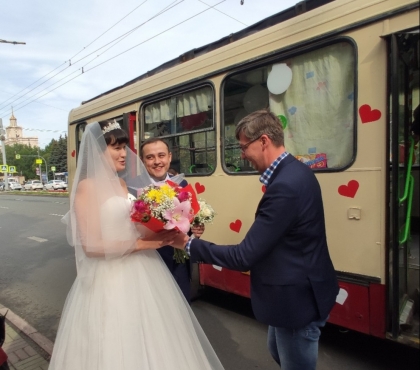 Вместо лимузина: в Челябинске молодожёны арендовали троллейбус на свадьбу