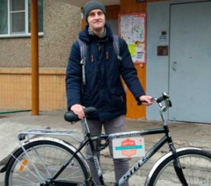 Челябинская поликлиника выделила педиатру велосипед, чтобы он ездил на вызовы к малышам