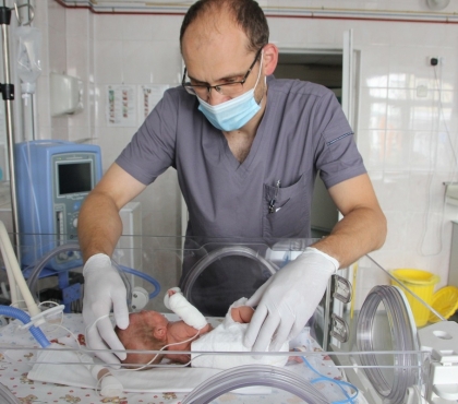 Челябинские хирурги провели операцию 600-граммовой девочке, которая родилась с кишечником и желудком в груди