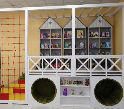 В Челябинской области старенькую библиотеку превратили в стильное пространство для детей