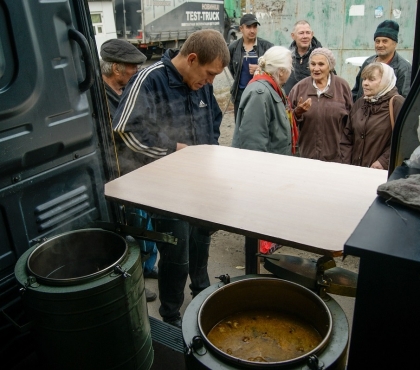Спецпроект «Автобус Жизни»: кто приходит на бесплатные обеды у теплотрассы