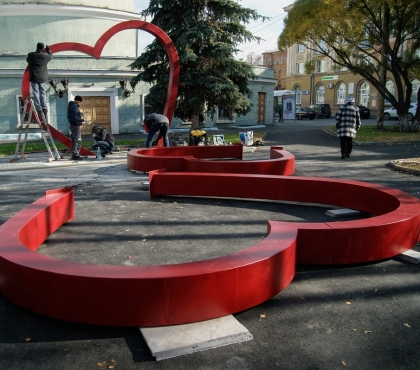 В центре Челябинска завершают установку арт-объекта для свадебных фотосессий