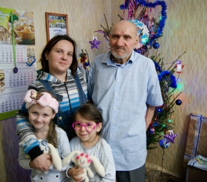 Новогоднее чудо: семья из Челябинска приютила бездомного дедушку, который девять лет жил на улице