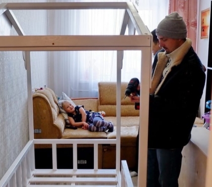 Для маленькой дочери отца-одиночки столяр из Озерска сделал стильную кровать-домик
