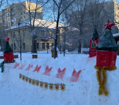 Кремлевская елка: во дворе одного из детсадов Челябинска к новому году построили Кремль