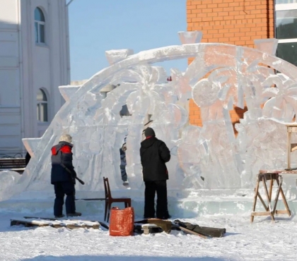 В храмах Челябинска завершают строительство рождественских вертепов: ФОТОРЕПОРТАЖ