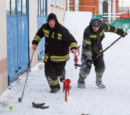Фоторепортаж: челябинские пожарные сыграли в хоккей с мячом в перерывах между вызовами