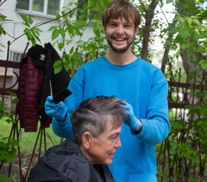 Парикмахер из Челябинска бесплатно стрижет бездомных в кустах у тубдиспансера