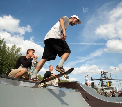 В Челябинске открылся самый большой скейт-парк: смотрим, кто катался в нём первым