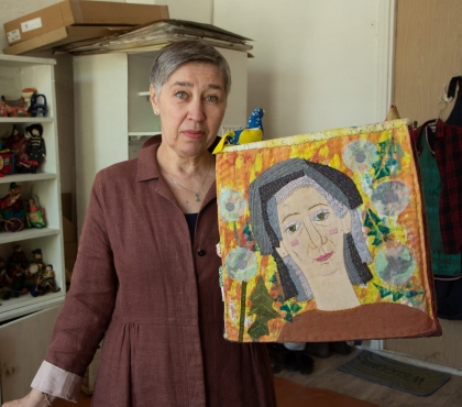Шить научили отец-бригадир и дед-милиционер: художница из Челябинска делает лоскутных кукол и книги