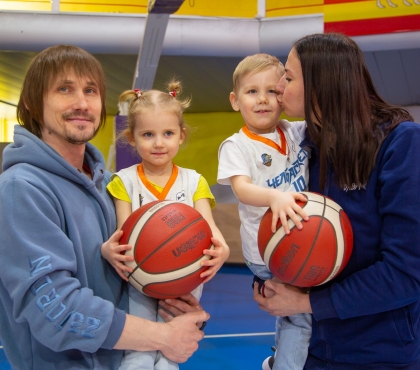 Она — на паркете, он — на трибунах с детьми: баскетболистка из Челябинска рассказала свою историю любви