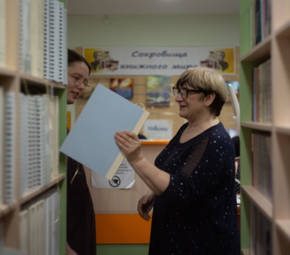 «Я за ночь всю книгу прогладила»: как в Челябинске помогают читать слепым