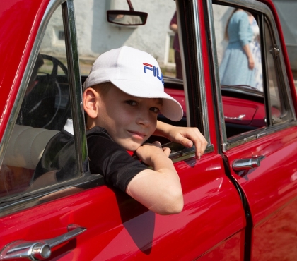 В Челябинске для детей-сирот провели парад ретро-машин
